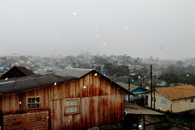 Flocos de neve caíram mais uma vez ao amanhecer hoje em São Joaquim – Foto de Dionata Costa do São Joaquim Online