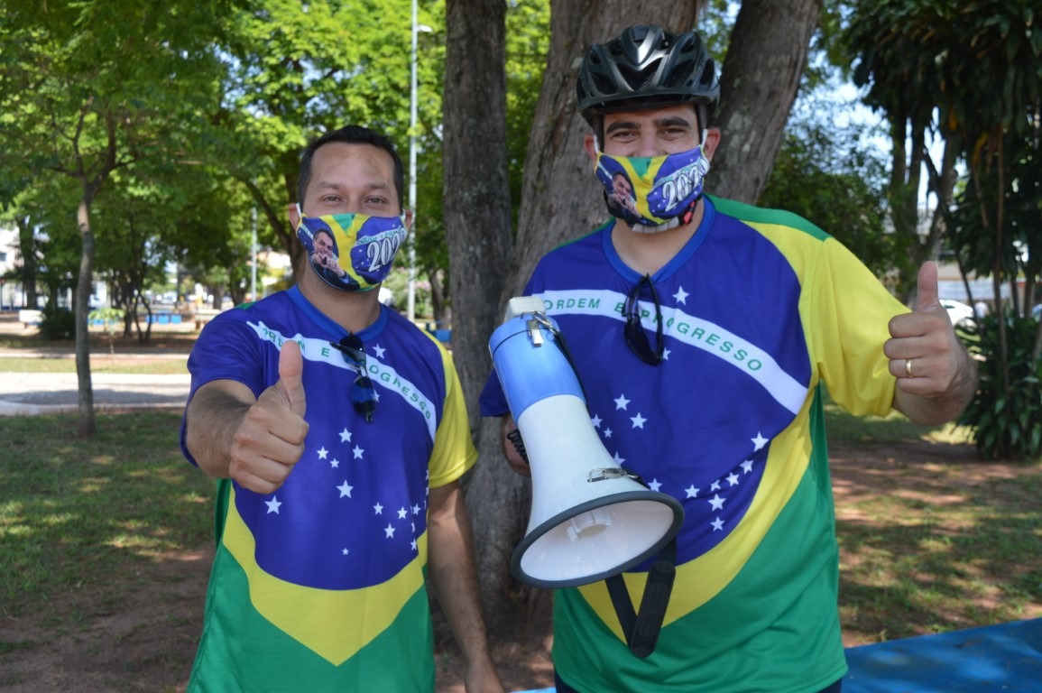 PSL realizou a "Pedalada do 17" na manhã deste sábado (17), em Amambai E/D: Pastor Leandro e Zé Bambil, candidatos a vice-prefeito e prefeito de Amambai, respectivamente / Foto: Moreira Produções