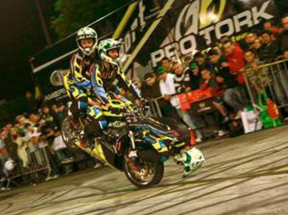 A equipe Pro Tork Alto Estilo realiza shows de manobras radicais com motos profissionais desde 1995 / Foto: Divulgação