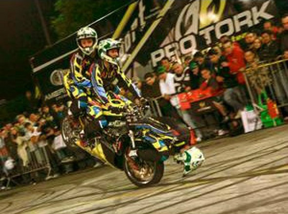 Ki-Carne comemora 40 anos com sorteio de prêmios e show em Amambai A equipe Pro Tork Alto Estilo realiza shows de manobras radicais com motos profissionais desde 1995 / Foto: Divulgação