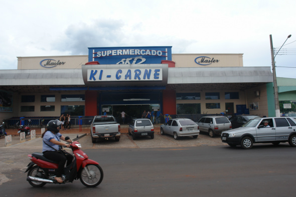 Ki-Carne comemora 40 anos com sorteio de prêmios e show em Amambai Supermercado Ki Carne Mercado, conta com cerca de 85 funcionários / Foto: Moreira Produções