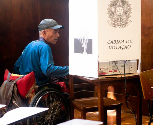 Eleitores com alguma deficiência física devem requerer atendimento especial O Tribunal espera oferecer a eles mais de 17 mil seções especiais nas eleições de outubro