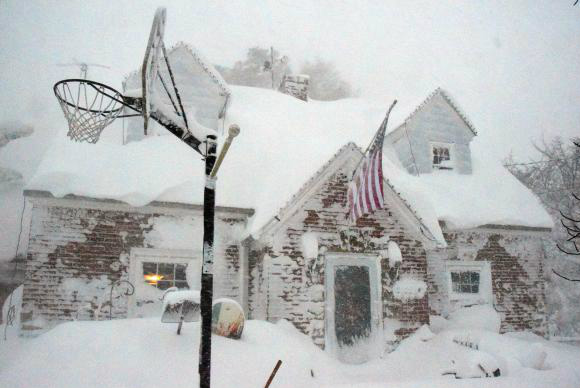 Tempestade de neve atinge o Nordeste dos EUAAgência Lusa/EPA/Mark Webster/Direitos Reservados