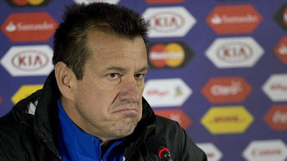 Brasil tenta resgatar prestígio perdido na Copa do Mundo Em coletiva nesta sexta-feira, 26 de junho, técnico Dunga disse até achar ser 'afrodescendente de tanto que apanhei e gosto de apanhar. Os caras olham para mim e falam 'vamos bater nesse aí'. E começam a me bater, sem noção e sem nada.' (EFE/Juan Carlos Cárdenas)