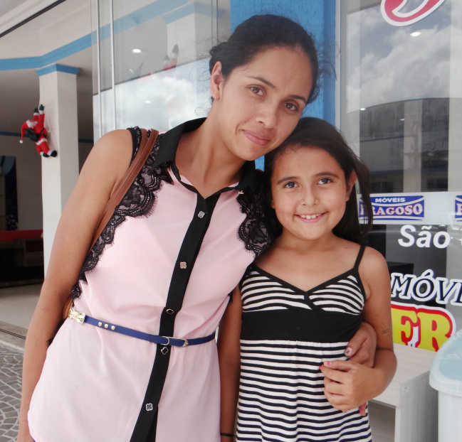 Crise não assusta amambaienses que saem às compras de Fim de Ano Camila Maciel da Silva, aral-moreirense que veio fazer as compras de Natal em Amambai / Foto: Moreira Produções