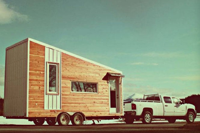 Dentro do trailer em miniatura, há espaço para uma sala de estar com sofá-cama loft, sala de jantar, cozinha completa e banheiro com direito até a banheira.
