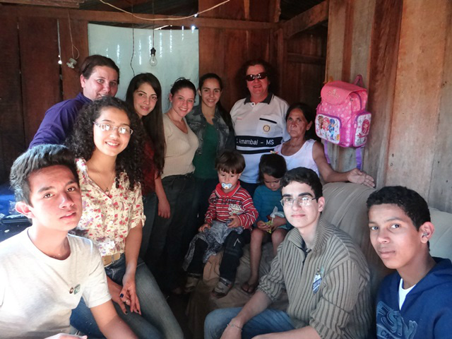 O grupo na casa de dona Maria, na vila Limeira.