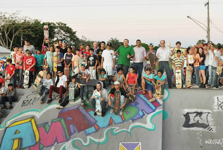 Skatistas de Amambai realizam ação social no Dia das Crianças A Aska é formada por jovens e adolescentes que tem como objetivo, mais que o fomento ao esporte, realizar ações em prol à sociedade. (Foto: Decom)