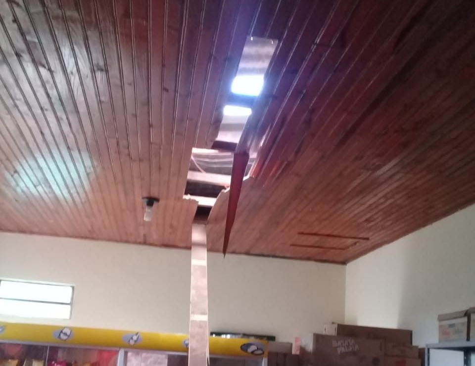Adolescente é apreendido pela Polícia Civil acusado de furtos em Amambai Na noite de 7 de outubro, o jovem destruiu parte do teto da padaria Dourapão para entrar no estabelecimento e praticar o roubo / Foto: Divulgação