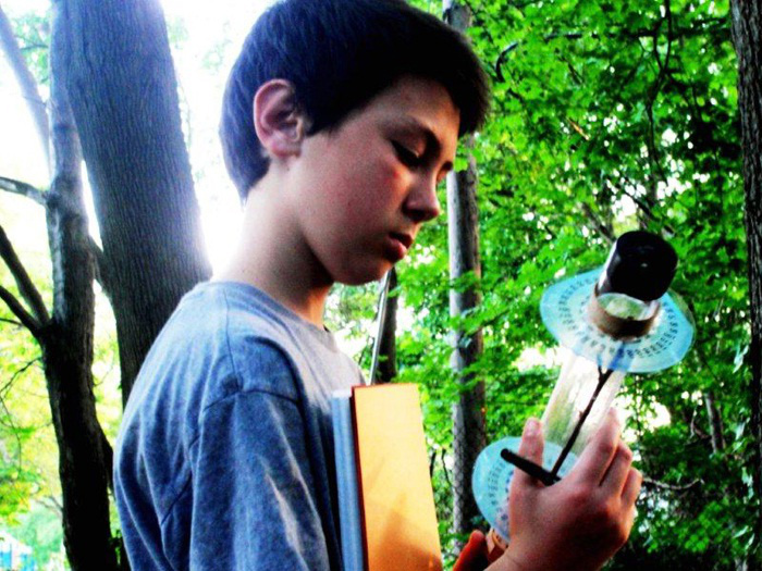 Com apenas 13 anos, o nova-iorquino Aidan Dwyer desbancou os mais renomados cientistas, de todo o mundo, que dedicam seus dias a pesquisas a respeito de métodos mais eficientes de captação de energia solar.