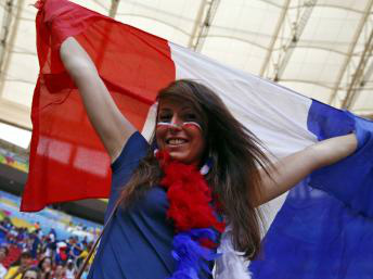 Cerca de 5 000 torcedores franceses estavam presentes Estádio Nacional Mané Garrincha. - REUTERS/Jorge Silva