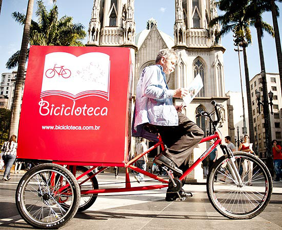 Bicicloteca: bike itinerante doa livros a moradores de rua Com um compartimento traseiro que tem capacidade para armazenar até 150 kg de livros, a Bicicloteca é capaz de levar a leitura a centenas de desabrigados.