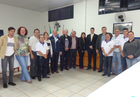 Os rotarianos de Amambai e o palestrante.