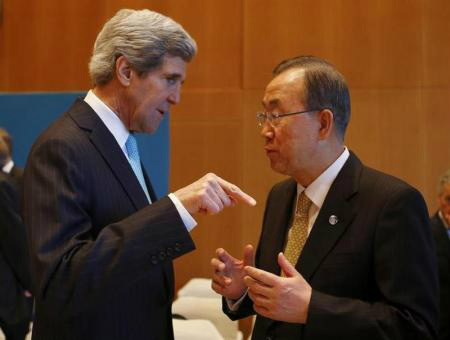 Secretáio de Estado dos EUA, John Kerry, conversa com o secretário-geral da ONU, Ban Ki-moon, antes do início das negociações de paz sobre a Síria, em Montreux, na Suíça.