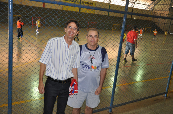 Escolinha de Futebol de Amambai recebe apoio da prefeitura Prefeito Dirceu Lanzarini e o professor Nelson durante acompanhamento dos treinos no ginásio Flávio Derzi.