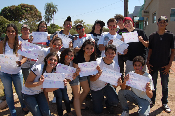 Jovens da igreja Sara Nossa Terra distribuem abraços grátis em Amambai Membros da Arena Jovem distribuem abraços grátis no centro da cidade de Amambai.