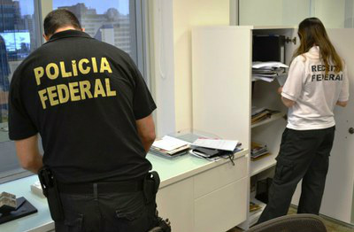Agentes da PF e da Receita Federal durante busca de documentos na sexta-feira 14, dia em que foi deflagrada a fase sete da Operação Lava Jato