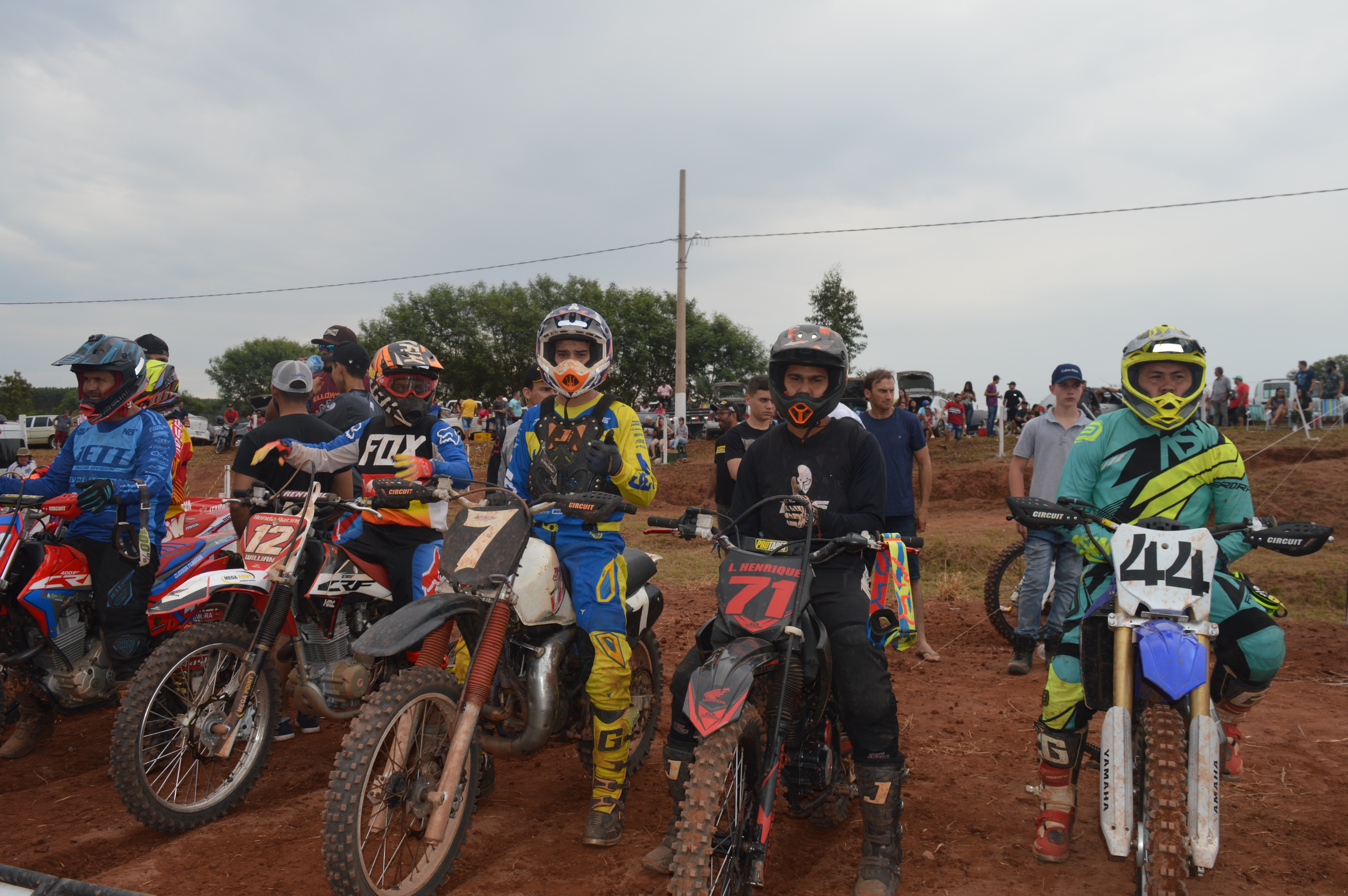 Mais de 200 pilotos participam da Copa Cidade de Velocross realizada em Amambai Pilotos se preparando para o percurso. /Foto: Moreira Produções