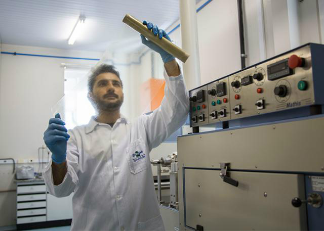 Pós-doutorando Francys Moreira apresenta a película biodegradável 