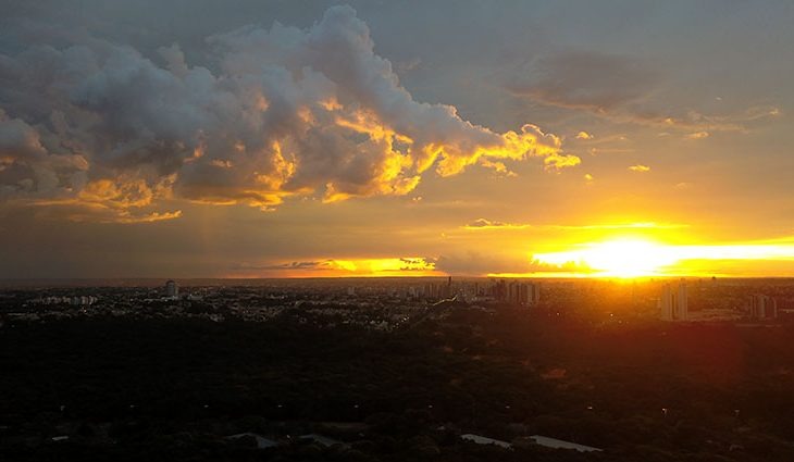 Tempo segue abafado com predomínio de sol e pancadas isoladas de chuva Foto: Chico Ribeiro
