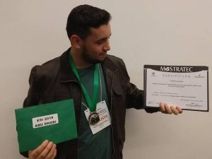 João Víctor com o certificado da feiras em mãos (Foto: Arquivo Pessoal)