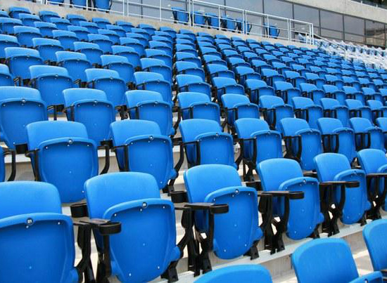 Arena das Dunas apresenta novo padrão de conforto e segurança Arquibancada recebeu assentos rebatíveis e com encostos, feitos de polipropileno de alto impacto e poliamiamida
