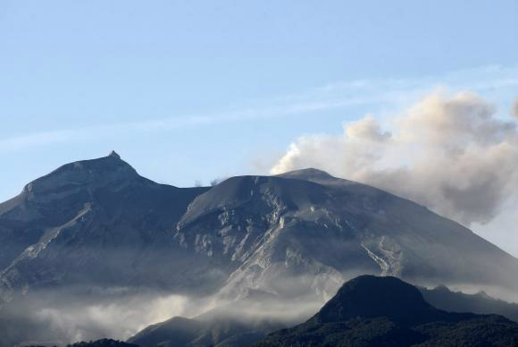 Vulcão Calbuco visto da região de Los Lagos, no Sul do Chile. O vulcão entrou em erupção no dia 22 / Felipe Trueba/Agência Lusa/direitos reservados