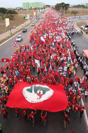 Marcha pela reforma agrária provoca lentidão na Rodovia Castello Branco