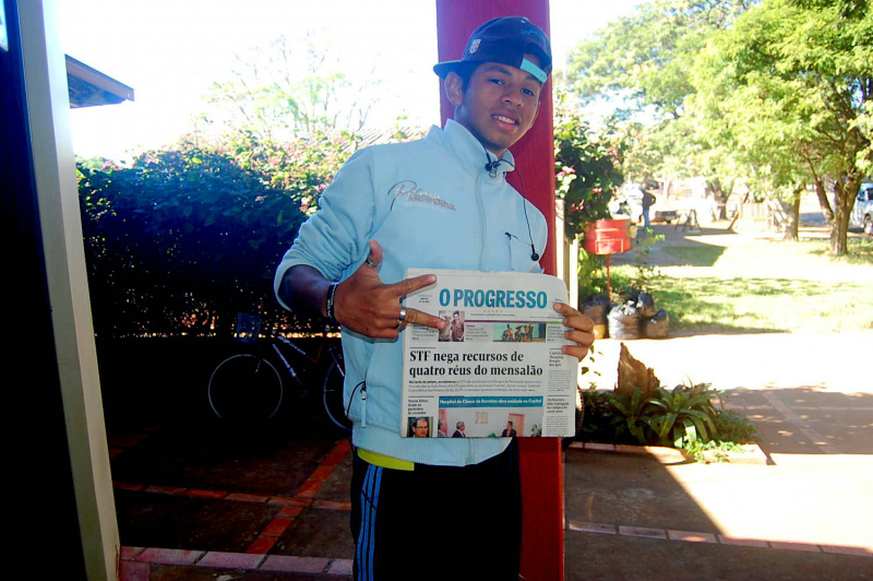 "Extra! Extra! Hoje é seu dia, Jornaleiro." Adolescente jornaleiro, Cesar Daniel Souza.