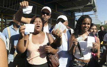No Rio, trem descarrila e bloqueia acesso à Central do Brasil Passageiros protestam na estação São Cristovão, no Rio, após novos problemas em trens