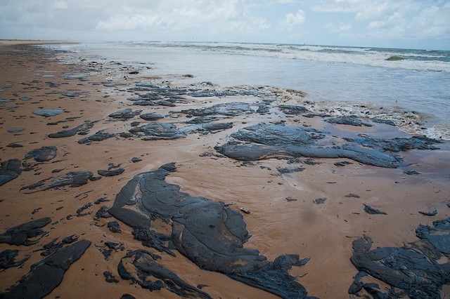 Manchas de óleo na praia de Pirambu, em Sergipe, o estado mais afetado pelo derramamento / AFP ADEMAS Marcos Rodrigues