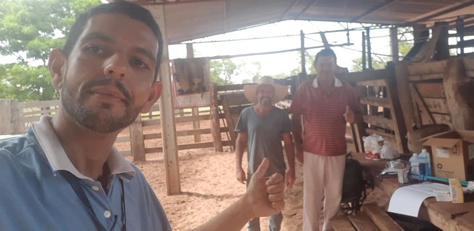Prefeitura de Amambai fomenta produção de leite no município Servidores da Seagri, durante atendimento a produtor rural do município /Foto: Seagri/arquivo