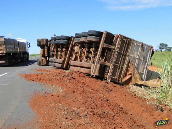 Carreta carregada com soja tomba em acostamento de rodovia em MS A carreta, conforme o motorista, seguia para a cidade de Maringá (PR), onde a carga seria entregue.