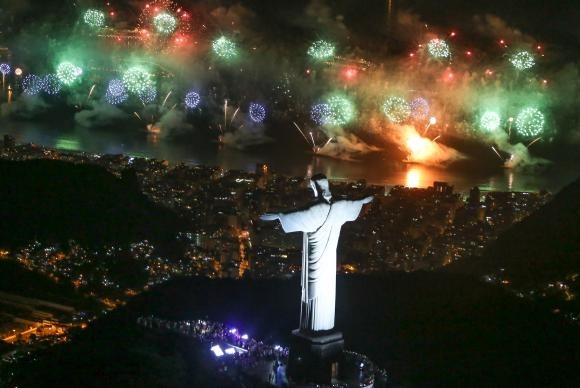 Festa da virada em Copacabana reuniu 2,4 milhões de pessoas Réveillon na Praia de Copacabana teve 17 minutos de queima de fogosFernando Maia/Riotur