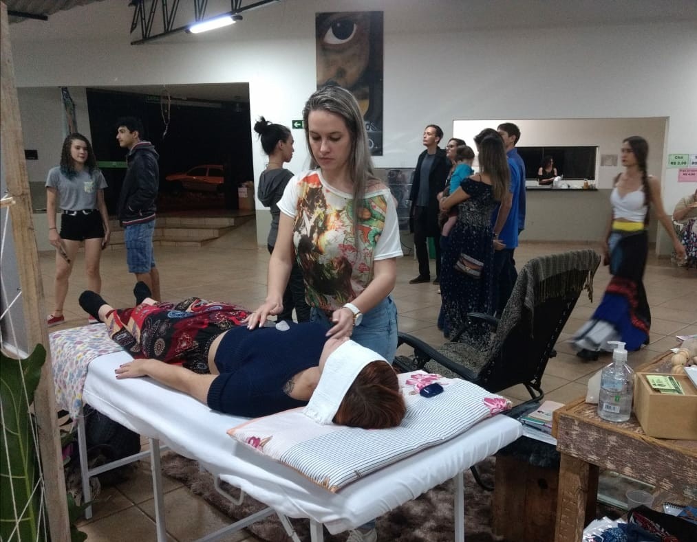 Terapia do Reiki é oferecida em Amambai Registro de uma sessão de terapia realizado por Débora durante um evento em Dourados / Foto: Divulgação