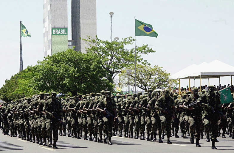 Secretário do MJ não descarta uso das Forças Armadas durante a Copa Como parte do planejamento para a Copa do Mundo, a Sesge investiu mais de R$ 40 milhões na compra de armas de baixa letalidade