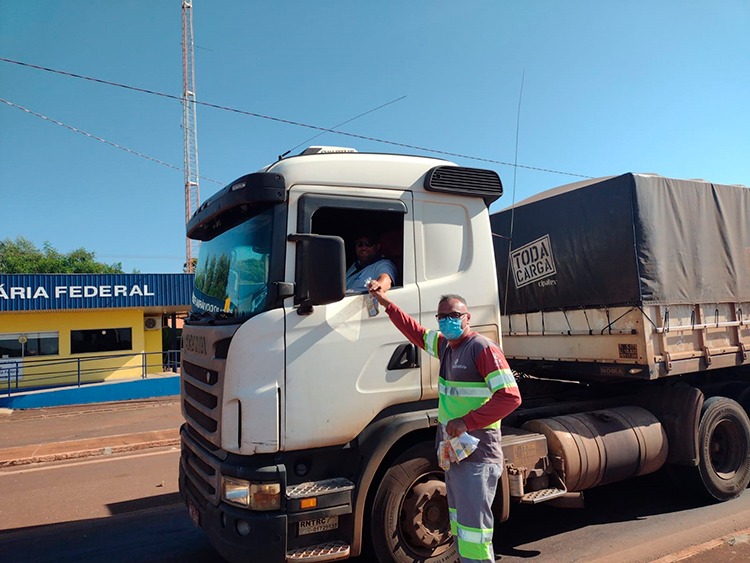 CCR MSVia distribui 500 kits com máscaras e alimentos para caminhoneiros Foto: Rachid Vaked/ Divulgação CCR