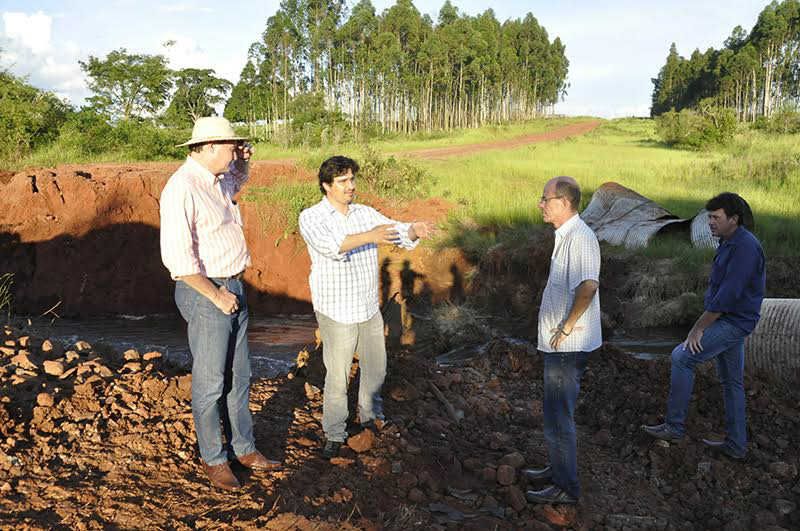 Áreas em recuperação em Amambai são vistoriadas Miglioli e equipe, acompanhados do prefeito Sérgio e Secretário Eder Espíndola, visitaram os locais em recuperação. (Foto: Decom)