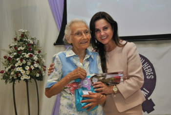 Ursina Delgado (E), uma das homenageadas,com Mara Caseiro.