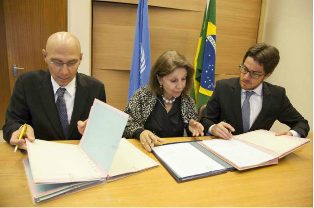 Volker Türk (à direita) e o presidente do Comitê Nacional para Refugiados do Brasil (Beto Vasconcelos), com o apoio da Representante Permanente do Brasil junto à ONU em Genebra, Regina Dunlop. Imagem: ACNUR / B.Heger