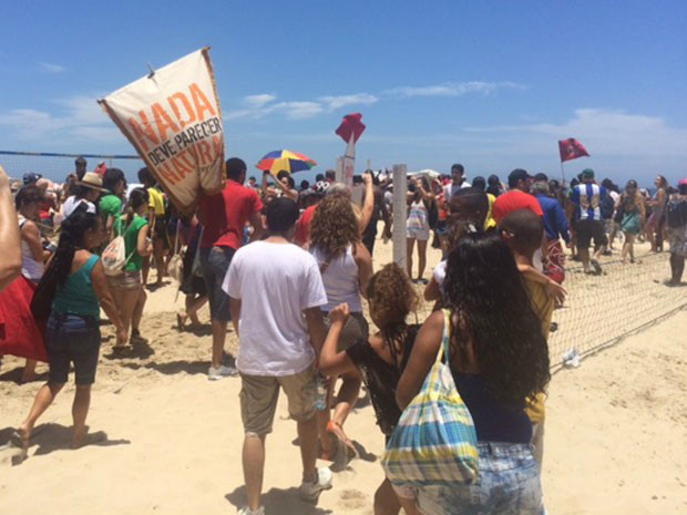 MTST faz manifestação na praia do Leblon MTST faz manifestação na praia do Leblon