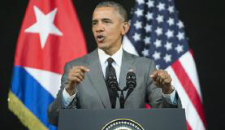 Obama irá a enterro de vítimas de massacre em Dallas e fará homenagem Obama estará em Dallas amanhã (12) para funeral das vítimas do massacre de sexta-feira (8)