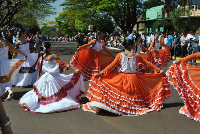63 anos de Amambai: desfile é representação do carinho pela cidade Grupo de danças típicas paraguaias, apresentou um número especial para os presentes. Foto: Moreira Produções.