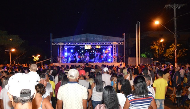 Apesar de polêmica, a Virada na Praça reuniu centenas de pessoas em Amambai Centenas de pessoas participaram do evento / Foto: Moreira Produções