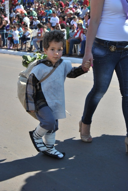 63 anos de Amambai: desfile é representação do carinho pela cidade Menino vestido de ervateiro. A miscigenação que deu origem à cultura amambaiense foi lembrada em vários momentos do desfile. Foto: Moreira Produções.