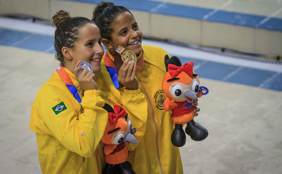 Dobradinha brasileira nos 50m livre: Etiene Medeiros (D) foi ouro e Graciele Hermann, prata. (Foto: Sgt. Johnson Barros/FAB)