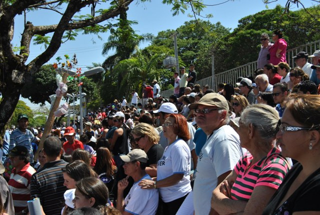 63 anos de Amambai: desfile é representação do carinho pela cidade Mesmo com o intenso calor, centenas de pessoas prestigiaram o desfile. Foto: Moreira Produções.