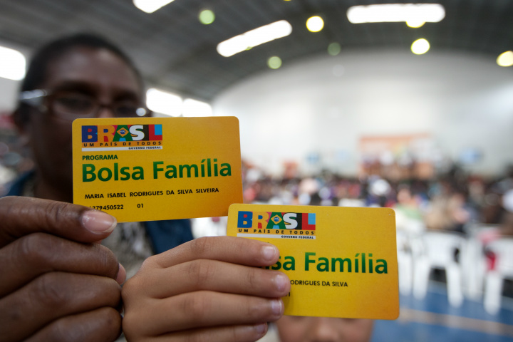 Bate-papo no "Dialoga Brasil" discute propostas sobre o Bolsa Família Bate-papo no "Dialoga Brasil" discute propostas sobre o Bolsa Família