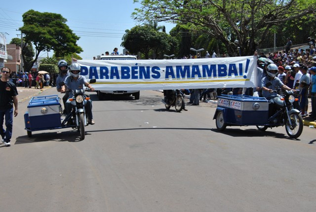 63 anos de Amambai: desfile é representação do carinho pela cidade Empresas prestaram suas homenagens à cidade crepúsculo. Foto: Moreira Produções.