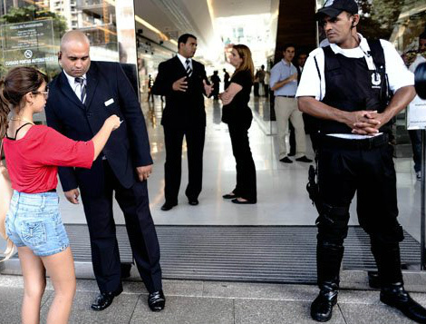 Rolezinho é rejeitado por 82% em São Paulo Segundo pesquisa Datafolha, 80% dos paulistanos acham que lojistas estão certos ao buscar proibição na Justiça aos encontros de jovens em shopping centers da capital